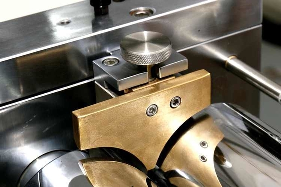 Fresadora de dois rolos para laboratório de bancada Máquina de trituração de borracha e plástico